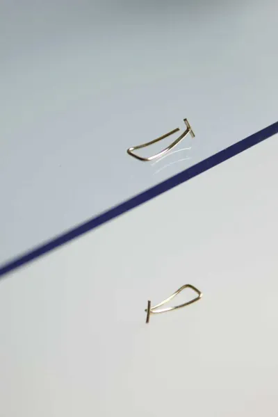 Ohrring Hugger Stripe (rechts) Silber 925 von Soek Atelier